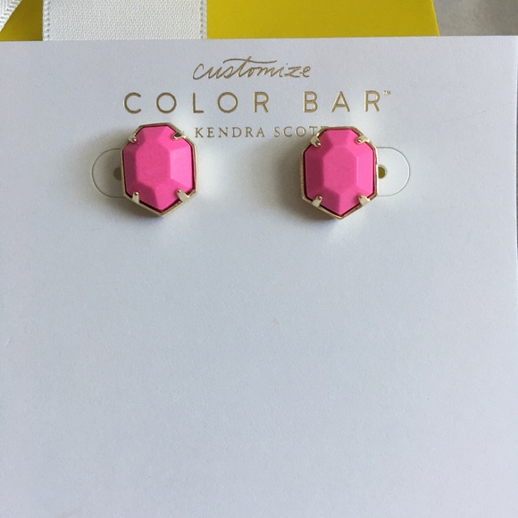 Kendra Scott Logan Earrings in Magenta - Picture 5 of 9